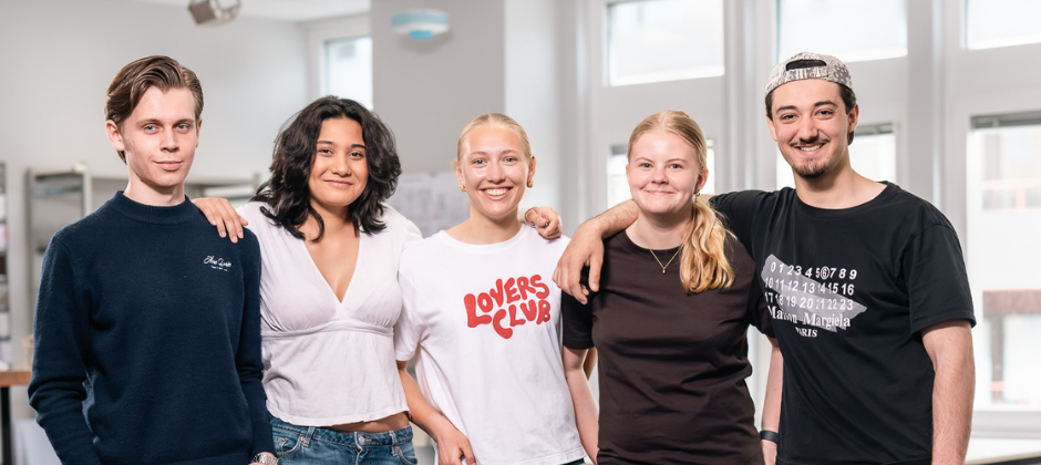 Designgymnasiet elever som håller om varandra.